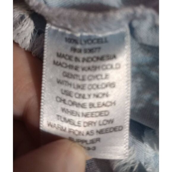 A.n.a 2x Chambray Blue Square Neck Blouse Top Flutter Sleeve Frayed Hem Women's - Picture 7 of 8